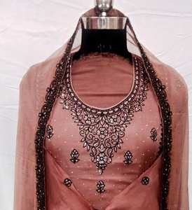 Costumes de fête indiens brodés à la main non cousus de créateur moderne pour femmes de style traditionnel en soie - Product Image 1