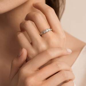 Bague de promesse pour homme Jeulia en argent sterling plaqué rhodium avec trois pierres de diamant taille princesse - Product Image 6