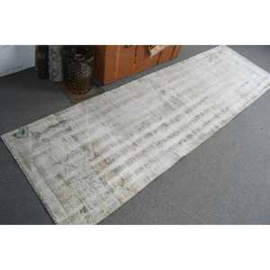 Alfombra Vintage de 2.8x8.9 pies, Alfombra Turca, Alfombra con Parches Blancos y Verdes - Product Image 1