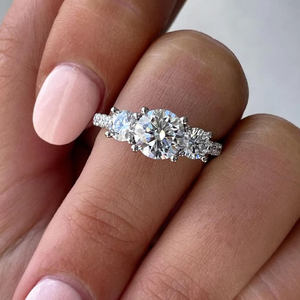 Bague de fiançailles à trois pierres en diamant de laboratoire de 2,00 CTW, diamants certifiés IGI, élégante, sertie en or massif 14 carats - Product Image 3