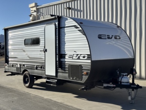 Remolque de Viaje Ligero e Impermeable Forest River RVs EVO Select 175BHCE 2023 2024 Usado de Primera Categoría, 22 pies, 6 Plazas, en Venta - Product Image 1
