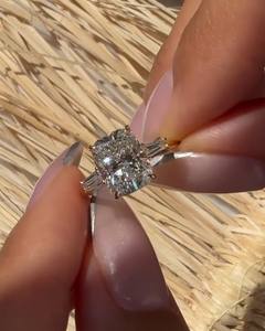 Bague de fiançailles à trois pierres en CZ taille coussin 10x8 mm, plaquée or jaune, argent 925, bijoux de mariage fins pour femmes, vente en gros - Product Image 2