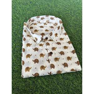 Camisa Floral Beige de Manga Corta para Hombre con Estampado de Elefantes Marrones (SHKN1077) - Product Image 2
