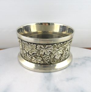 Elegante posavasos metálico para botellas de vino que mejora la experiencia de servir vino mientras mantiene las mesas limpias, secas y ordenadas. - Product Image 2