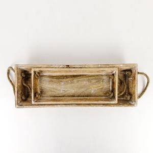 Plateau de service rectangulaire en bois massif rustique avec poignées en corde naturelle, fabriqué à la main, idéal pour la cuisine - Product Image 1