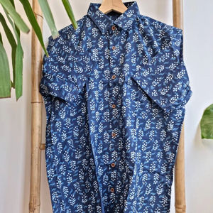 Chemise en coton décontractée pour hommes, imprimé à la main indien, respirant et confortable pour le jardin et la plage. - Product Image 1