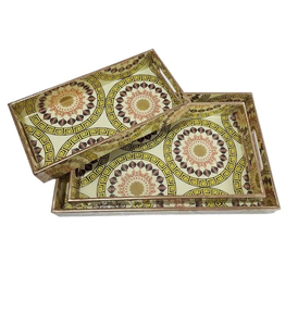 Meilleur design Accessoires de service de cuisine en bois de manguier avec émail imprimé Plateau de service alimentaire en gros de l'Inde - Product Image 1