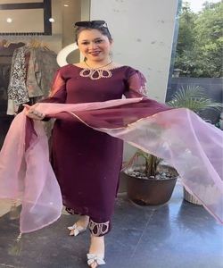 Actualización de moda de invierno: vestidos paquistaníes para mujeres Salwar Kameez último: Actualice su armario de invierno con lo último en Pakistán - Product Image 2