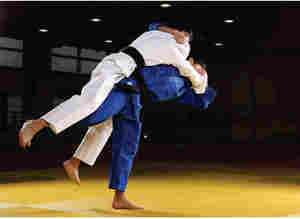 ชุดคาราเต้ขายส่ง ผ้าฝ้าย 100% สีและโลโก้สั่งทำได้ ชุดยูนิฟอร์มศิลปะการต่อสู้สำหรับผู้ใหญ่แบบยูนิเซ็กซ์ - Product Image 3