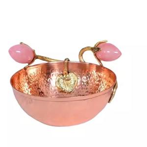 Los hermosos tazones de latón con revestimiento de color rosa proporcionan una apariencia elegante y moderna que eleva instantáneamente el aspecto de cualquier mesa. - Product Image 2