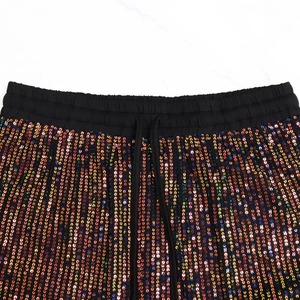 Pantalones morados con cordones para mujer, perfectos para discotecas, fiestas y actuaciones, cuenta con adornos de lentejuelas metálicas redondas - Product Image 3