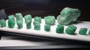 Gema Brillante, Esmeralda Natural de Cristal, 205 Quilates |   Espécimen de Esmeralda Verde Cruda con Corte Hexagonal |   Valle de Swat, Pakistán |   Colector - Product Image 5