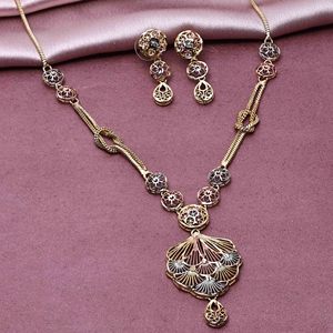 Vente en gros de colliers de mode plaqués 3 tons en laiton tricolore indo-occidental pour mariages et fêtes - Product Image 2