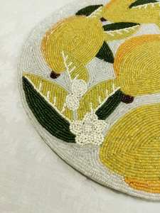 Mantel individual hecho a mano con cuentas de limones - Product Image 1