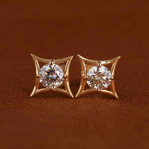 Lujosos pendientes de tornillos traseros chapados en oro de 14 quilates con diamantes de laboratorio de corte redondo La pieza de declaración perfecta para noches elegantes - Product Image 1