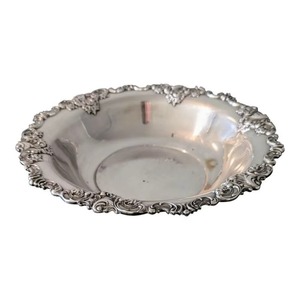 Tazón de metal de tendencia con grabado floral que se adapta sin esfuerzo a configuraciones de mesa modernas, tradicionales o minimalistas - Product Image 3