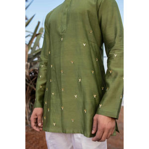 ชุด kurta สั้นคลาสสิกสำหรับผู้ชายชุด kurta สั้นทันสมัยดูสบายๆและขัดมันสำหรับผู้ชายในผ้าเบาและระบายอากาศ - Product Image 1