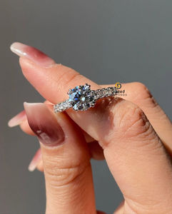 Maravilloso anillo de compromiso solitario de corte redondo de oro blanco macizo de 10 quilates de 3 quilates con acentos de moissanita para mujer - Product Image 1