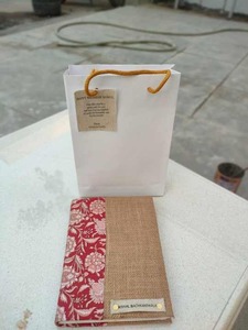Sac cadeau en papier personnalisé en gros avec étiquette comprenant une toile de jute personnalisée et un cahier en tissu floral - Product Image 4