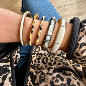 Brazaletes de cuerno para mujer Diseño minimalista elegante natural hecho a mano por Crescent Crafts - Product Image 5