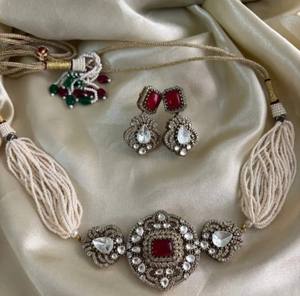 Conjunto de Aretes y Gargantilla de Moda Elegante Chapado en Oro Antiguo con Pedrería Polki Kundan para Bodas y Celebraciones de Aniversario - Product Image 1