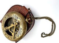 Boussole solaire vintage en laiton avec chaîne et étui en cuir, boussole de poche nautique maritime, cadeau de navigation steampunk antique