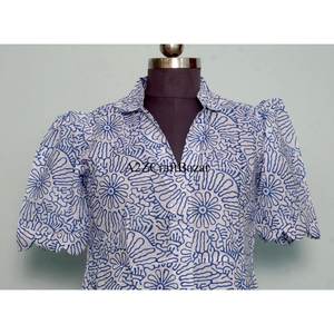 Robes midi décontractées en tricot à col en V de style Kangoura pour femmes, imprimé floral, décoration boutonnée, 100 % coton, lavables et écologiques, par un créateur indien - Product Image 2