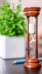 Sablier en bois artisanal élégant et moderne avec des chambres en verre transparent, sable fluide et cadre durable - Product Image 2