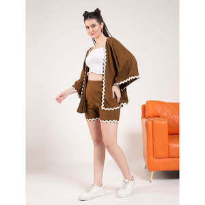 Conjunto Coordinado de Rayón Color Oliva para Mujer DEEBACO, Blusa con Mangas Acampanadas y Abertura Frontal, Shorts con Bordado de Encaje, Estilo Casual Occidental para Verano - Product Image 4
