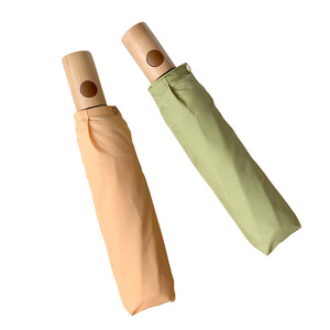 Parapluie cadeau personnalisé d'usine manche en bois forte résistance à l'eau et parapluie à ouverture et fermeture automatique coupe-vent - Product Image 1