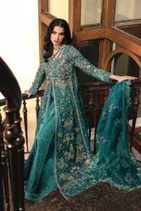 Robe noire élégante pour femmes pakistanaises avec broderie raffinée, parfaitement conçue pour les occasions formelles - Product Image 2