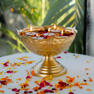 Cuenco Urli de metal tradicional con flores flotantes Ambiente Pacífico Tacto decorativo atemporal - Product Image 1