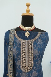 Salwar Kameez de viscosa pura con jacquard bordado y dupatta de seda, ideal para bodas de invierno, con parte inferior de Santoon, ropa india étnica moderna. - Product Image 3