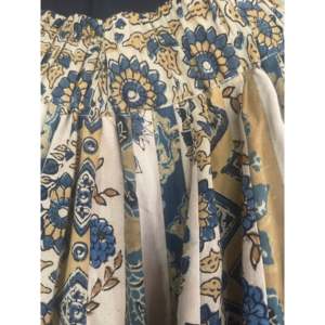 Falda cruzada acampanada con paneles y estampado a mano, talla grande, de algodón tejido transpirable tipo denim para danza del vientre - Ajrakh Stone - Product Image 4