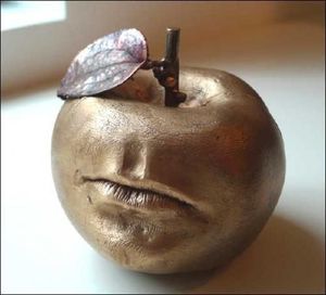 Estatuilla de pera dorada de lujo, escultura decorativa de fruta, estatua de pera hecha a mano, adorno dorado, pera de mesa tallada, decoración del hogar - Product Image 2