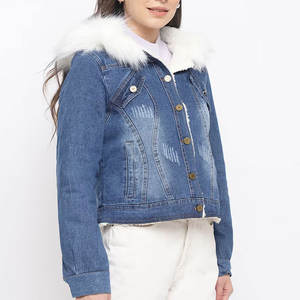 Meilleure veste en jean élégante pour femmes avec col et manches en fourrure rabattue Couleur délavée Style déchiré Doublure en coton et nylon - Product Image 2