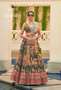 Collection de tenues indiennes fantaisistes de créateur Soie élégante Lehenga Choli avec Dupatta avec miroir Travail Achats en ligne Inde - Product Image 3