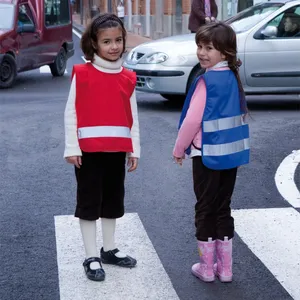 Gilet réfléchissant personnalisé Eli Kids avec gadgets personnalisés, autocollants et lumières réfléchissants promotionnels - Product Image 3