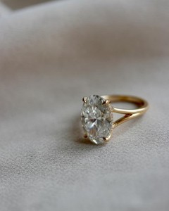 Elegante anillo de compromiso de moissanita ovalada alargada de 3 quilates Halo oculto único Efecto triturado de hielo con estilo Elegante con estilo - Product Image 5