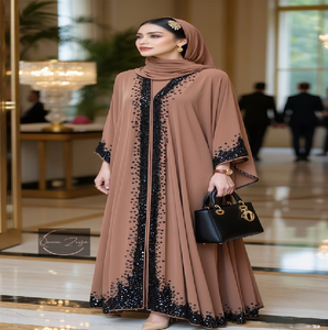 Abaya vert sauge doux avec des détails féminins de manches à volants. Disponible à prix de gros. - Product Image 6