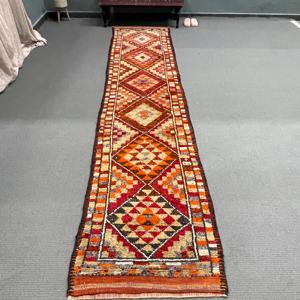 Tapis de 2,7 x 12,4 pieds, tapis turc vintage, tapis en laine rouge orange à pois - Product Image 1