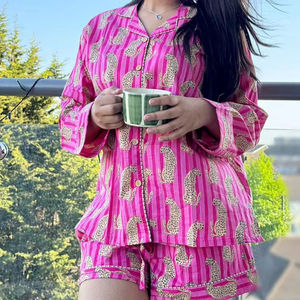 Conjunto de Shorts y Top de Manga Larga con Estampado Floral Indio en Bloque, Ropa de Dormir y Descanso, Color Rosa Intenso, Leopardo, Guepardo - Product Image 1