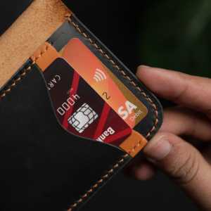 Cartera de Cuero Bifold con Bloqueo RFID WF Leathercraft No.70 (Negro Cósmico y Marrón) - Product Image 5