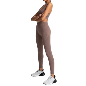 Conjunto de Yoga de 2 Piezas de Alta Calidad, Transpirable y de Secado Rápido, Cintura Media, Cierre Elástico, Logotipo Frontal, Diseño Sólido - Product Image 4