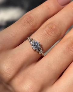 Anillo de compromiso vintage con moissanita de corte redondo de 7.5 mm, chapado en oro blanco, con incrustaciones ornamentales, joyería fina para mujer, venta al por mayor - Product Image 5