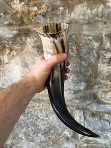 Cuerno para beber natural Suministro confiable de cuerno para beber tallado a mano Cuerno para beber vikingo de excelente calidad con mango colgante hecho a mano - Product Image 3