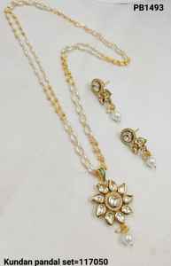 Fleur élégante Kundan & Drop traditionnel plaqué or pendentif collier ensemble correspondant boucle d'oreille avec chaîne Motipearl pendentif collier ensemble - Product Image 3