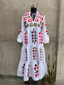 Maxi vestido casual de algodón con cuello en V Suzani bordado con diseño floral y decoración de borlas 100% estampado de algodón - Product Image 2