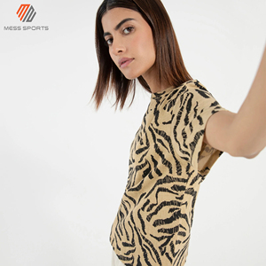 เสื้อยืดผู้หญิงสีพื้น – เสื้อยืดลำลองพิมพ์ลายฉลากแบบกำหนดเอง แขนครึ่ง หลายสี - Product Image 5