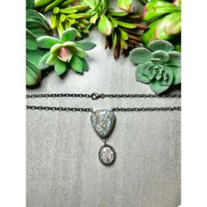 Collier Tia Long Golden Hill en turquoise avec serti clos et motif en forme d'écusson en argent sterling - Product Image 2